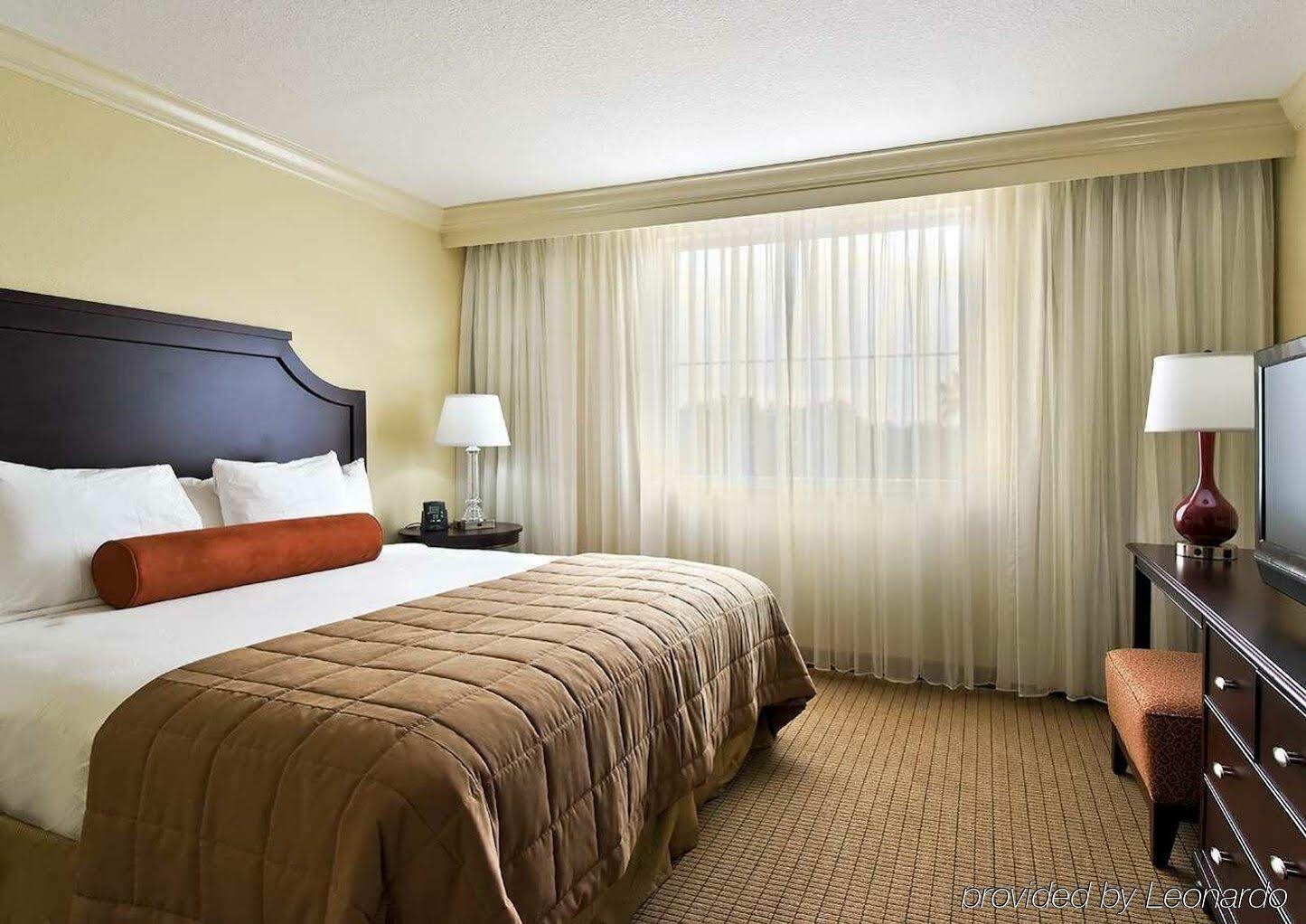 Embassy Suites By Hilton Tampa Brandon Heartland Exterior foto